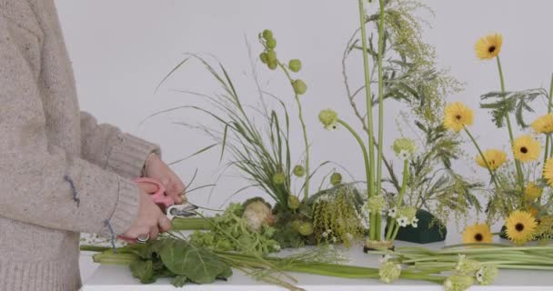 Mulher Fazendo Novo Buquê Florista Faz Oásis Floral Menina Trabalhando — Vídeo de Stock