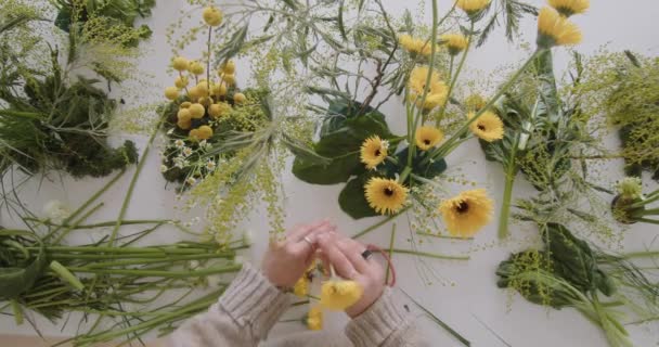 Female Doing New Bouquet Florist Makes Floral Oasis Girl Working — Vídeo de stock