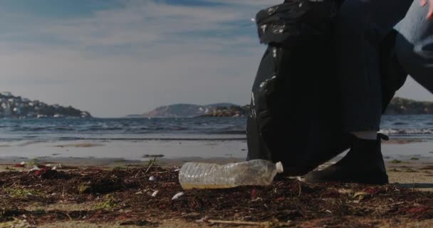 Eco Activist Meisje Verzamelt Plastic Afval Aan Kust Jonge Vrouw — Stockvideo