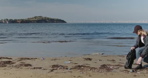 Eco Activist Girl Collects Plastic Trash Coast Young Woman Collects — Αρχείο Βίντεο