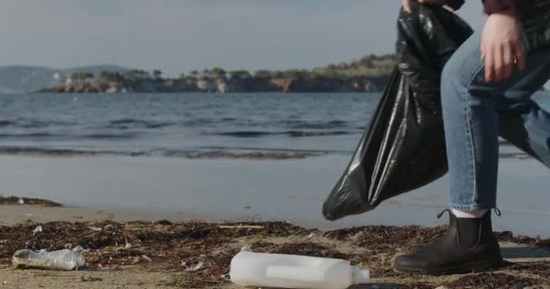 Eco Activist Meisje Verzamelt Plastic Afval Aan Kust Jonge Vrouw — Stockvideo