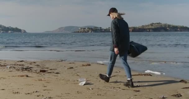 Eco Activist Girl Collects Plastic Trash Coast Young Woman Collects — Stock Video