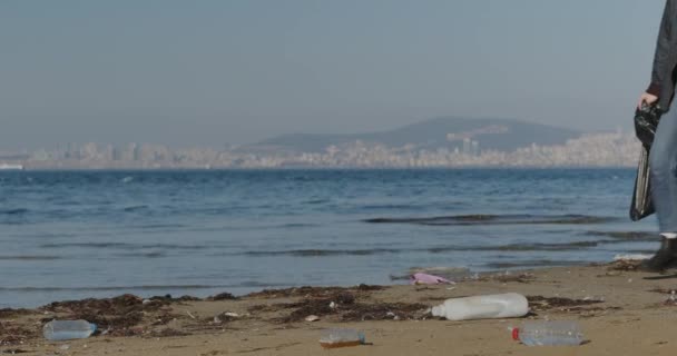 Eco Activist Girl Collects Plastic Trash Coast Young Woman Collects — Αρχείο Βίντεο
