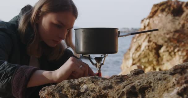 Kvinna Gör Kaffe Brännare Vandring Till Havskusten Klippa Högkvalitativ Film — Stockvideo