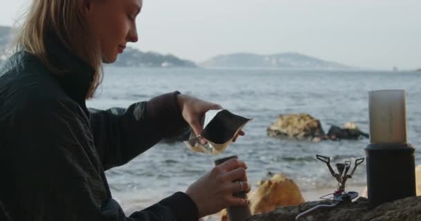 Egy Kávét Főz Egy Eldobható Mobilon Miközben Tengerpart Felé Sétál — Stock videók