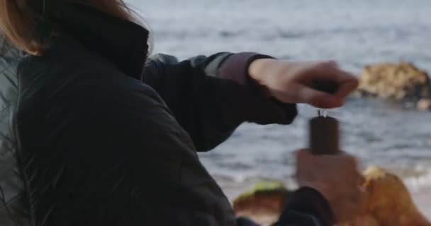Жінка Робить Каву Конфорці Під Час Походу Морське Узбережжя Скелі — стокове відео