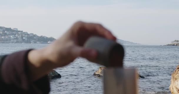 Kvinna Gör Kaffe Brännare Vandring Till Havskusten Klippa Högkvalitativ Film — Stockvideo