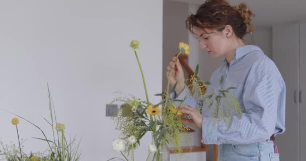 Female Doing New Bouquet Girl Working Flower Shop Studio Female — Stockvideo
