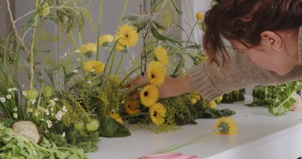 Mujer Haciendo Ramo Nuevo Floristería Hace Oasis Floral Chica Trabajando — Vídeo de stock