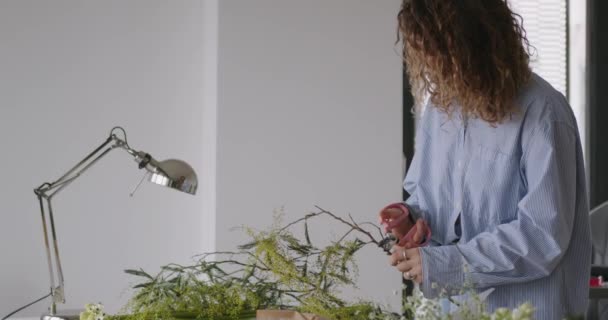 Femelle Faisant Nouveau Bouquet Une Fille Qui Travaille Dans Magasin — Video