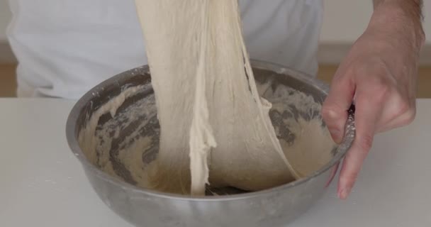 요리사는 반죽을 반죽하여 만든다 집에서 만든다 빵굽기 고품질 — 비디오