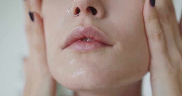 Молода Жінка Піклується Про Шкіру Обличчя Робимо Косметичні Процедури Натираючи — стокове відео