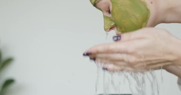 Жінка Миє Обличчя Водою Молода Доросла Дівчина Миє Обличчя Водою — стокове відео