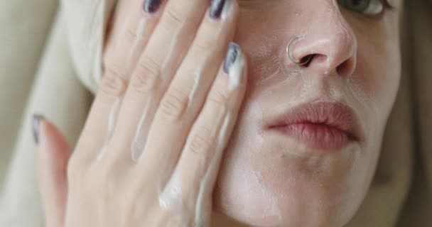 女人正在用有机泡沫肥皂清洁剂洗脸 女孩正在洗脸 做按摩动作 美容美发 温泉疗养 健康肌肤护理等理念 高质量的 — 图库视频影像