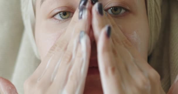 Mulher Está Lavando Rosto Limpeza Com Limpador Sabão Espumoso Orgânico — Vídeo de Stock