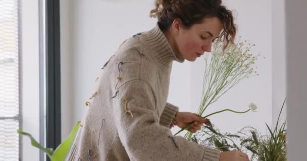 Жінка Робить Новий Букет Дівчина Працює Студії Квіткового Магазину Жіночий — стокове відео