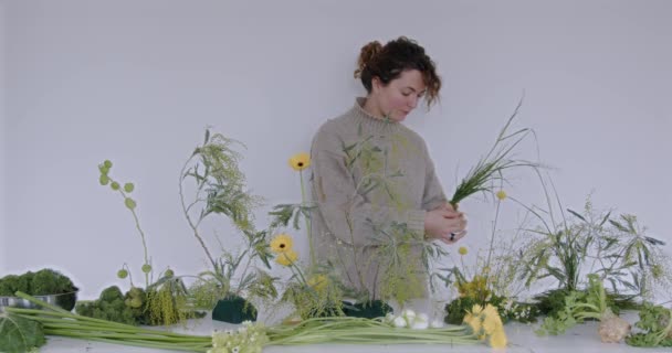 Mulher Fazendo Novo Buquê Florista Faz Oásis Floral Menina Trabalhando — Vídeo de Stock