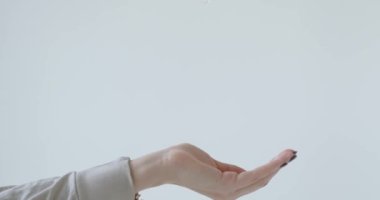 Genç bir kız yüz bakımı için elinde krema hazırlıyor. Cilt bakımı prosedürleri. Yüze maske ve köpük. Kişisel bakım. Yüksek kalite 4k görüntü