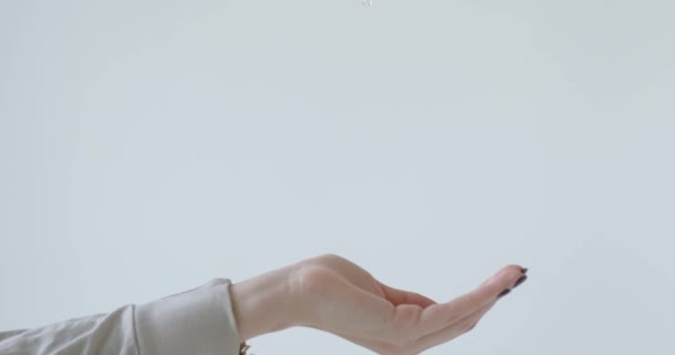 Een Jong Meisje Bereidt Mousse Haar Handen Voor Gezichtshuid Verzorging — Stockvideo