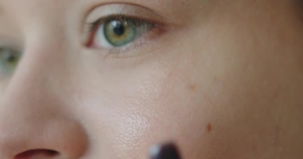 Femeia Grijă Pielea Facială Fac Tratamente Înfrumuseţare Frecarea Cremei Pielea — Videoclip de stoc
