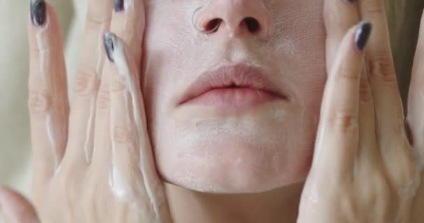 Mulher Está Lavando Rosto Limpeza Com Limpador Sabão Espumoso Orgânico — Vídeo de Stock