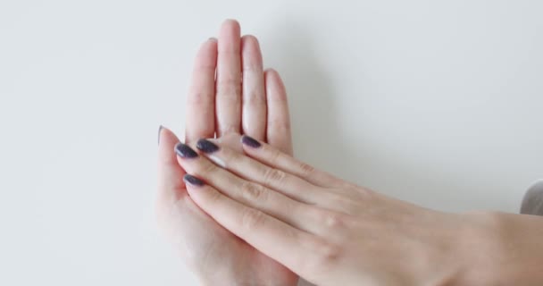 Ein Junges Mädchen Bereitet Mousse Ihren Händen Für Die Gesichtspflege — Stockvideo
