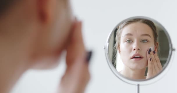 Jovem Cuida Sua Pele Facial Fazer Tratamentos Beleza Esfregar Creme — Vídeo de Stock