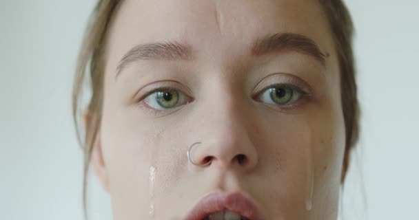 Genç Bir Kadın Yüz Derisine Bakar Güzellik Tedavisi Yapıyorum Yüzüne — Stok video