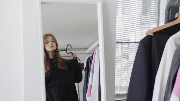 Reflejo Espejo Joven Mujer Que Elige Equipo Para Día Trabajo — Vídeo de stock