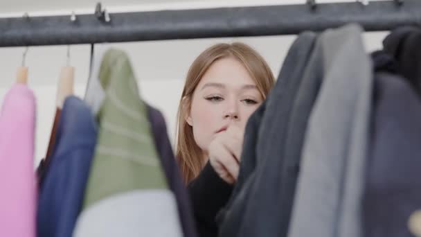 Spiegelreflectie Jonge Vrouw Kiezen Outfit Voor Werkdag Date Zich Gemotiveerd — Stockvideo
