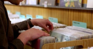 Şık bir hippi müzik koleksiyonuna hediye olarak bir müzik dükkanında plak plağı seçer. Bir DJ bir parti için müzik satın alır. Modaya uygun bir adam bir vinil mağazasında müzik arıyor.