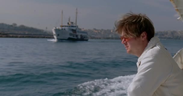 Jeune Hipster Élégant Traverse Mer Bateau Passagers Ferry Passe Une — Video