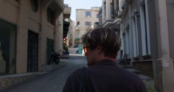 Молодой Человек Идет Улице Стамбуле Историческими Зданиями Тротуарами Узкими Улочками — стоковое видео