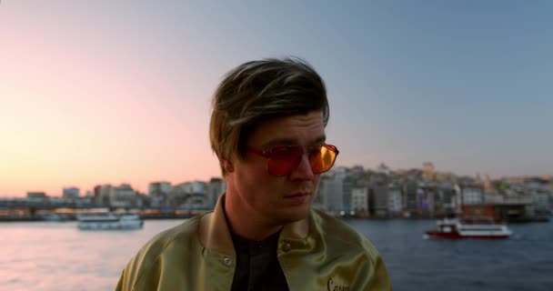 Portret Przystojnego Modnego Mężczyzny Okularach Podczas Zachodu Słońca Tle Miasta — Wideo stockowe