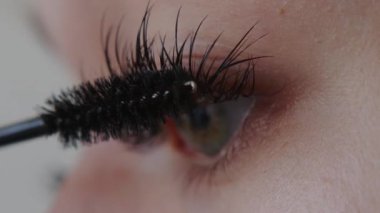 Güzel bir mavi iris ile göz açılışı yakın çekim. Sağlıklı görme konsepti. 4K 'deki ön görünüm makro videosu. Yüksek kalite 4k görüntü