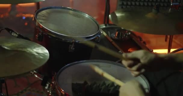 Bir Rock Müzisyeni Bir Konserde Davul Çalar Müzisyenlerin Yakın Çekim — Stok video