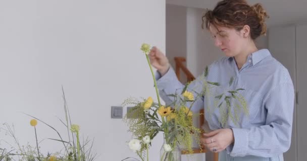 Женщина Делает Новый Букет Девушка Работает Цветочном Магазине Цветы Красивого — стоковое видео