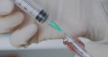 Doktor, cam ampulden şırıngaya antibiyotik veriyor. Macro vuruldu. İlaçlı şırınga. Antibiyotik enjeksiyonları. Yüksek kalite 4k görüntü