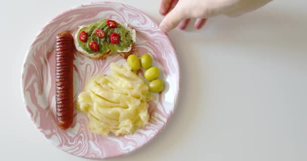 소시지와 콜라를 곁들인 도로에 카페에서 점심을 유행하는 위에서 고품질 — 비디오