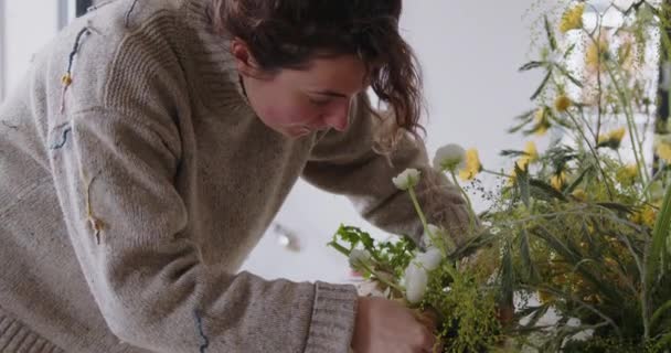 Mujer Haciendo Ramo Nuevo Chica Trabajando Estudio Floristería Artista Florista — Vídeo de stock