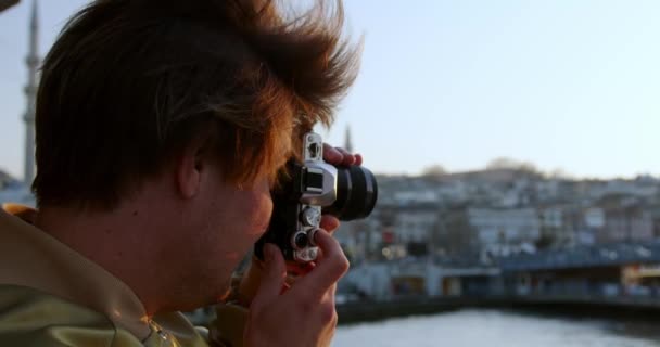 Ein Junger Gutaussehender Mann Fotografiert Hipster Touristen Vor Der Kulisse — Stockvideo