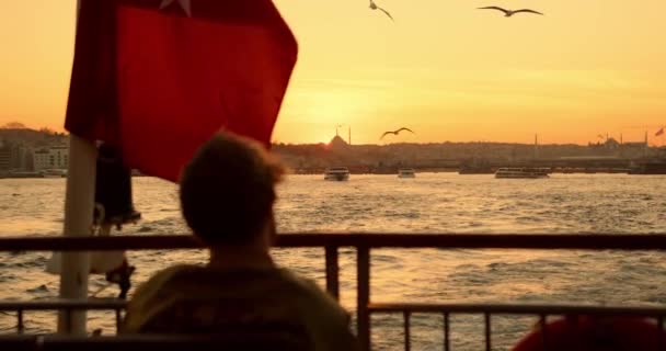 Ein Mann Fährt Bei Sonnenuntergang Auf Einem Schiff Der Stadt — Stockvideo