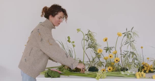 Female Doing New Bouquet Florist Makes Floral Oasis Girl Working — Wideo stockowe