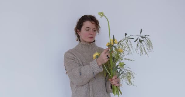 Female Doing New Bouquet Girl Working Flower Shop Studio Female — Wideo stockowe