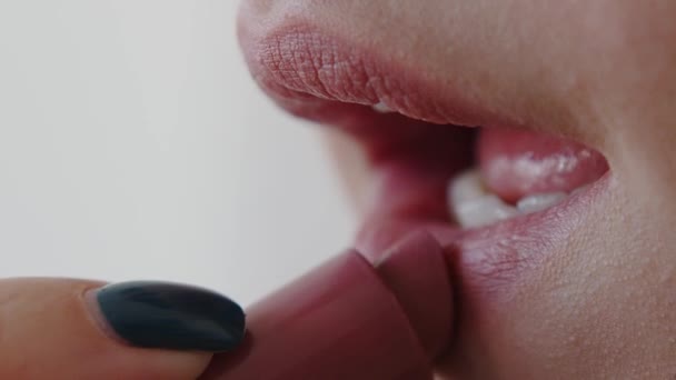 Lápiz Labial Aplicado Maquillaje Labios Belleza Femenina Cosmética Decorativa Primer — Vídeos de Stock