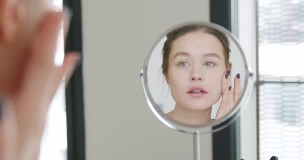 Młoda Kobieta Dba Skórę Twarzy Wykonuję Zabiegi Kosmetyczne Wcierając Krem — Wideo stockowe
