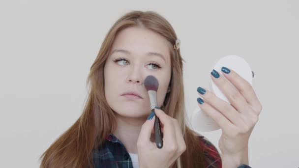 Mujer Hace Maquillaje Mujer Joven Hace Rubor Cara Usando Cepillo — Vídeo de stock