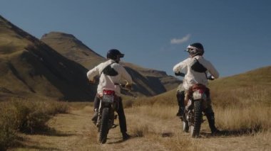İki dağ motosikletçisi kayalık bir dağ yolunda saldırganca başlıyorlar. Dağlardaki dağ bisikletleri bir dağ yolunda gidiyor. Gezginler ve maceracılar. Olağanüstü motosiklet sürüşü. Eski