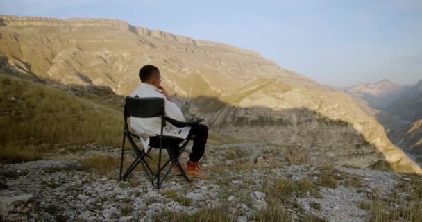 Homem Hipster Atraente Jovem Sentado Uma Cadeira Dobrável Acampamento Uma — Vídeo de Stock