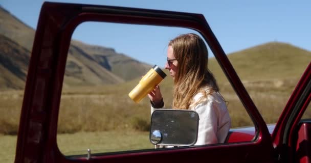 Attraktiv Långhårig Flicka Som Dricker Drink Från Termos Termomuggar Stående — Stockvideo